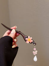Load image into Gallery viewer, Flower Butterfly  |  Sandalwood Dragon Hairpin （花朵蝴蝶）FX0558
