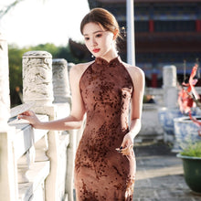 Load image into Gallery viewer, Qingshehuafu Cheongsam brown Qipao 丨 轻奢华幅【YG2321】
